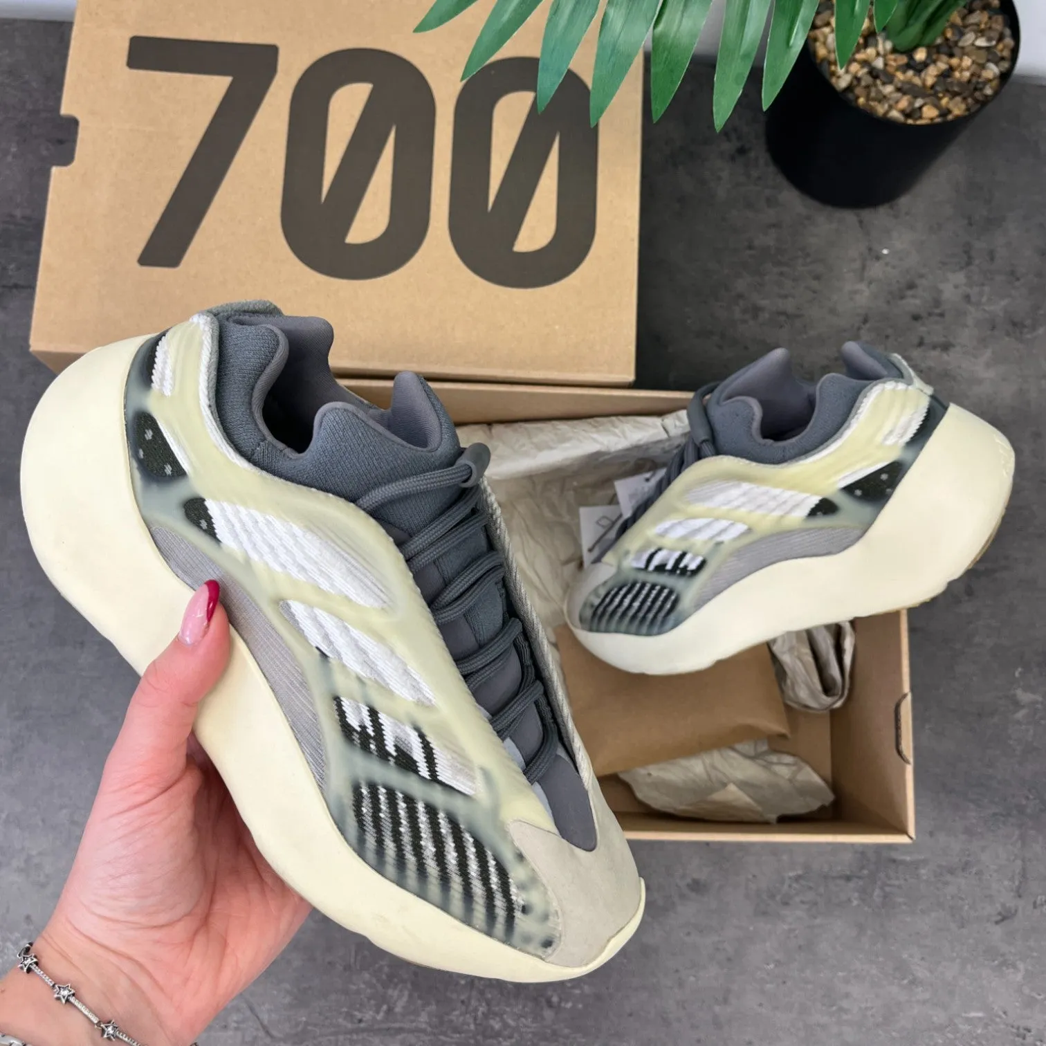 Women's 700 V3 Low Trainers Grey Size EU 37.5 / UK 4.5